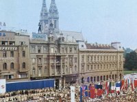 Trg Republike (današnji Trg bana Jelačića) oko 1975. godine. Smotra folklora.jpg